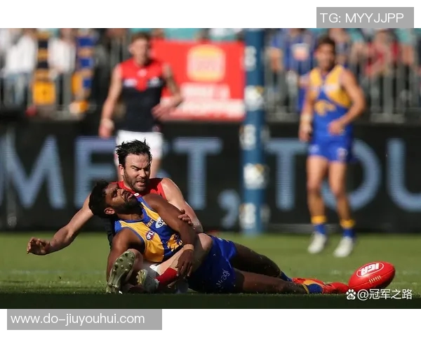 每体：孔德参加了球队训练，弗里克带了9名后卫参加国家德比